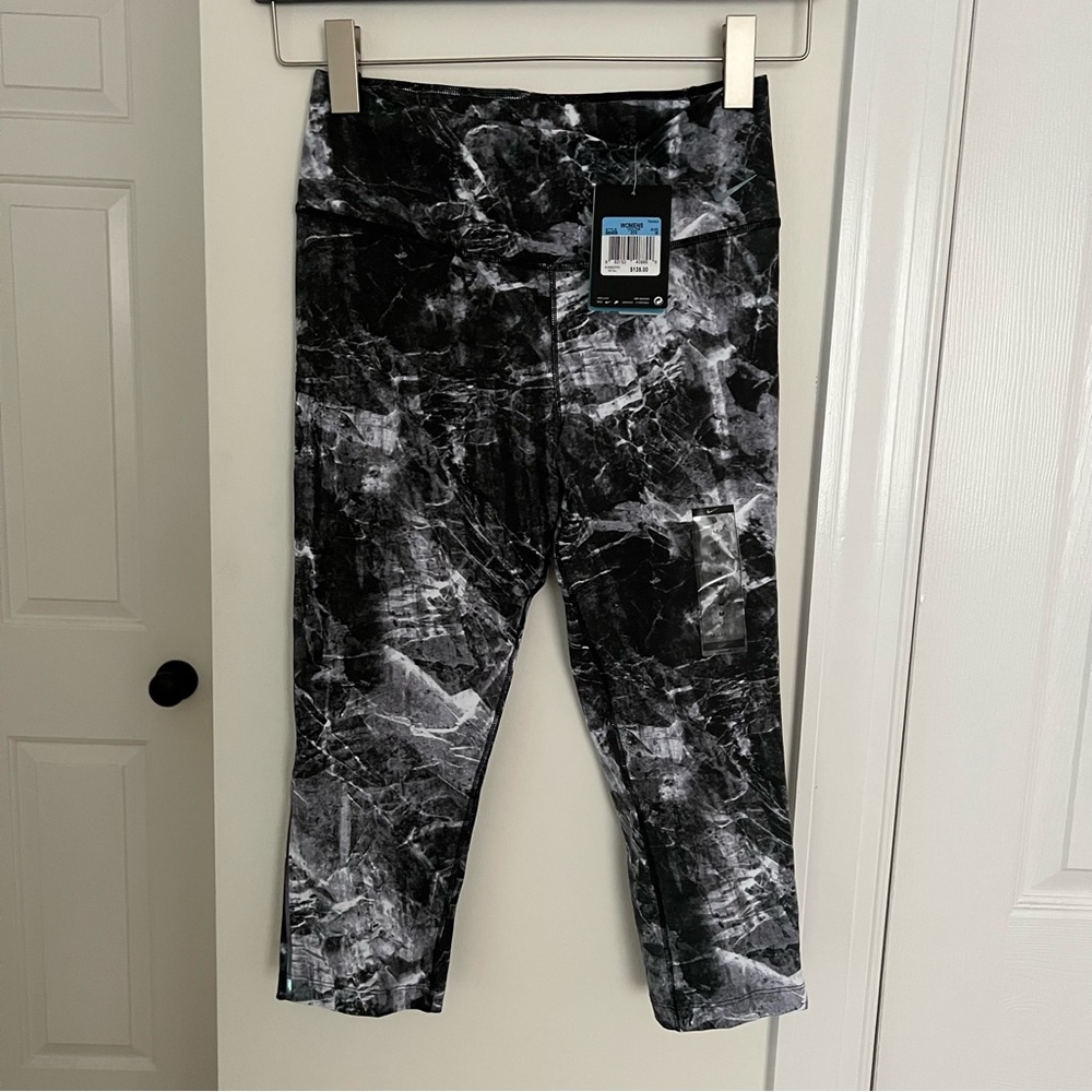 NWT NIKE Dri Fit Capri Leggings